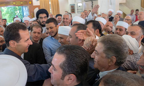 Bashar al Assad saluda y entabla conversaciones con los creyentes asistentes Presidente sirio participa en rezo por inicio de “Eid al Adha”, en Damasco